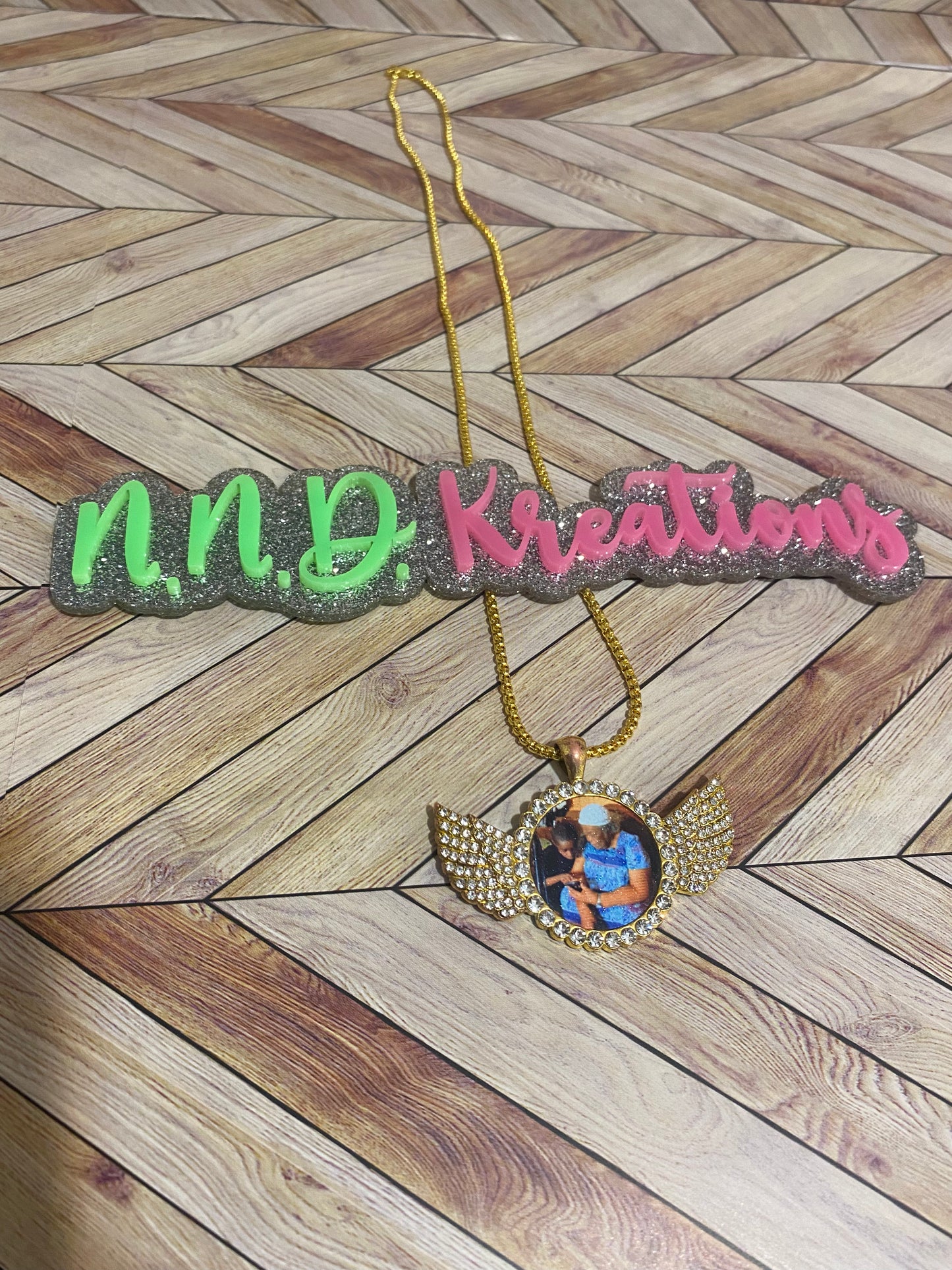Rhinestone wing shaped bezel pendant necklace