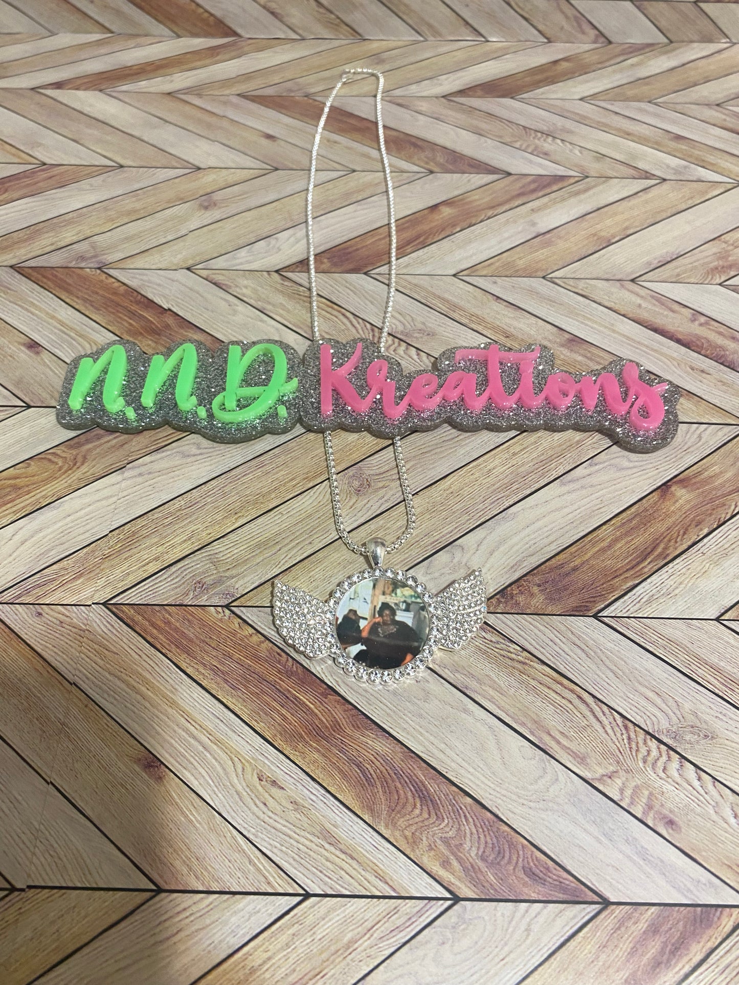 Rhinestone wing shaped bezel pendant necklace